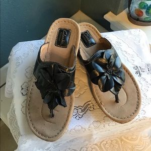 Clark’s Artisan Flip Flop Sandals Black Size 8.5